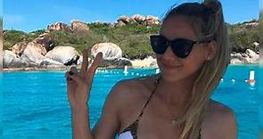 Anna Kournikova shows off her stunning bikini body!