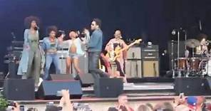 Lenny Kravitz sele rompe el pantalon en concierto