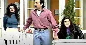 Rodrigo actuando en 1992 en "La familia Benvenuto" (con Guillermo Francella, Karina Buzeki)