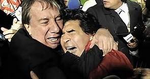 Abrazo entre Maradona y Bilardo después de llevar años peleados - Bilardo el doctor del futbol