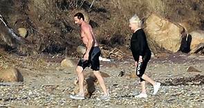Las apasionadas fotos de Hugh Jackman y su mujer en la playa cuando piensan que nadie les ve después de más de 20 años casados