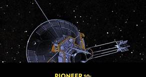 Hace 50 años, la sonda Pioneer 10 de la NASA redujo a menos del 1% la distancia entre nosotros y Júpiter, captando las mejores imágenes hasta el momento del gigante gaseoso. 🚀 🧭 Sin embargo, su misión de exploración buscaba llegar más allá, siendo el primer objeto humano en cruzarse con la orbita de Neptuno: el planeta más lejano. 👽🙋‍♂️ Sin duda, la placa dorada incluida en la sonda, diseñada por el famoso divulgador Carl Sagan y el astrofísico Frank Drake, es lo más icónico de la misión, pu