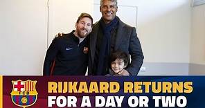 Frank Rijkaard drops by Barça's workout!