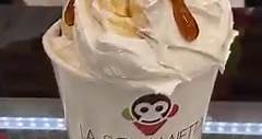 Il gelato che rappresenta il piacere più intenso di sempre! Lasciati tentare dalla nostra 😍PANNA COTTA 😍 Ricoperta da golosissimo caramello… irresistibile Lo trovi in tutti i nostri store ☀️🐒 | La Scimmietta