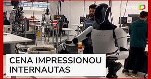 Elon Musk mostra robô humanoide da Tesla dobrando camiseta e assusta internautas