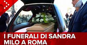 LIVE Addio a Sandra Milo, i funerali nella Chiesa degli Artisti a Roma: diretta video