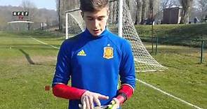 Iñaki Peña Sotorres internacional Sub-17 te cuenta como son sus guantes