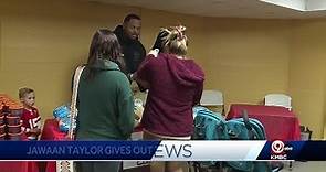 Chiefs' tackle Jawaan Taylor gives out free turkeys to families in Kansas City