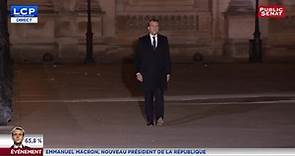 La marche solitaire d'Emmanuel Macron au Louvre