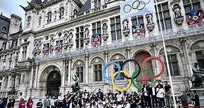 La bandera olímpica ondea ya en París