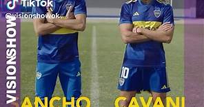 📢 Edinson Cavani y su doble, Cristian Sancho, se encontraron finalmente luego de meses de comparaciones en las redes sociales. El encuentro ocurrió durante la filmación de una publicidad para DSports, la señal que transmite algunos partidos de Boca en la Copa Sudamericana. 👉 Sancho, quien fue confundido con Cavani en la calle, bromeó con la situación y se hizo una remera que dice “No soy Cavani”. En la publicidad, Sancho llega corriendo vestido de jugador y dice “no te confundas”, mientras Cav