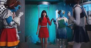 Aliens mix-up Zooey Deschanel, Katy Perry in new music video