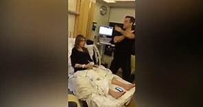 Robbie Williams: la moglie in ospedale per il parto, lui la intrattiene ballando Corriere TV
