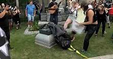 Usa, proteste contro suprematisti bianchi: abbattuta e presa a calci statua confederata in North Carolina