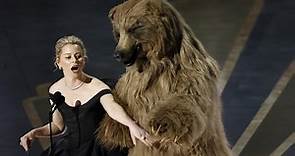 Oscar 2023: Elizabeth Banks, su tropiezo y el 'oso vicioso'