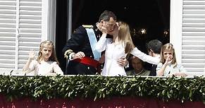 Felipe di Spagna, primo giorno da re con la moglie Letizia, e le figli...