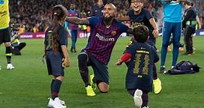 Arturo Vidal celebra de forma fraternal junto a sus hijos la nueva copa del Barcelona