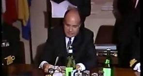 1988: Il ministro Valerio Zanone (PLI) visita la Fiera di Milano il giorno delle forze armate