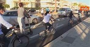 Virginia Raggi pedala sulla nuova ciclabile al lungomare di Ostia