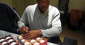 Dave Winfield signs autographs for The SI KING 1-28-18