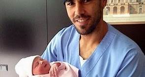 Víctor Valdés presenta a Vera, su nueva hija