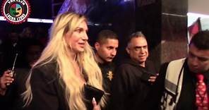 Charlotte Flair en la Arena México apoyando a su esposo Andrade "El Ídolo" La Sombra