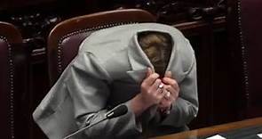 Giorgia Meloni si copre la testa con la giacca in Aula, perché lo ha fatto