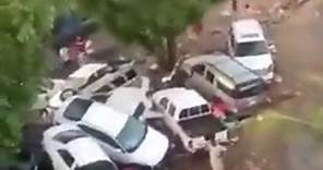 Arabia Saudita, alluvione a Gedda: auto trascinate lungo le strade