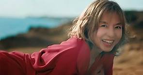 山口智子、真っ赤な衣装でゴロン 絶景スポットで爽やか笑顔 “着る岩盤浴”BSFINE新CM「山口さんデビュー」編