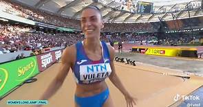 🔴 #AtletismoPorTVN ¡Emocionante! La mejor marca de la temporada, deja en primer lugar a Ivana Vuleta con 7,14m en el salto largo femenino en #Budapest2023 #WABudapest2023