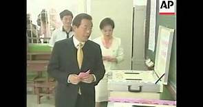 Ruling party candidate Frank Hsieh casts his ballot in presidential vote