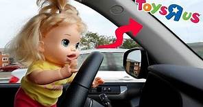 La Muñeca Baby Alive Sara en Español va en Auto a la Juguetería para hacer Compras!!! TotoyKids