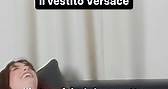 Anne Hathaway scherza con Donatella Versace sul vestito troppo stretto firmato dalla stilista nel dietro le quinte della sfilata alla Milano Fashion Week. . . . [#IlMessaggero] #Annehathaway #donatellaversace #moda #milanofashionweek #fashion #show | Il Messaggero