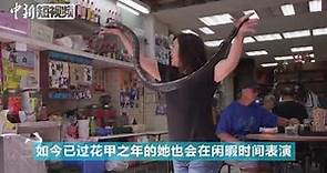 香港“蛇女王”周嘉玲表演蛇舞 敲击蛇头与蛇亲吻