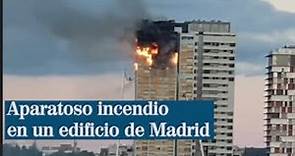 Espectacular incendio devora los pisos superiores de un edificio en Madrid