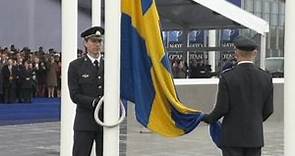 La bandiera della Svezia issata nel quartier generale della Nato