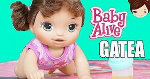 La Muñeca Bebe Alive Gatea Toma Jugo y Hace Pipi en su Pañal - Baby Go Bye Bye