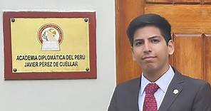 Egresó de San Marcos, postuló a la Academia Diplomática del Perú y obtuvo el primer lugar