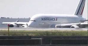 Décollage et atterrissage d'un Airbus A380-800 Air France à l'aéroport Roissy Charles de Gaulle.