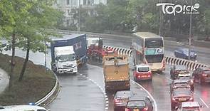 【交通意外】龍翔道貨櫃車疑失控撞欄　3條行車線受阻 - 香港經濟日報 - TOPick - 新聞 - 社會