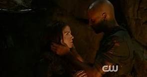 The 100 - Lincoln and Octavia kiss 1x10