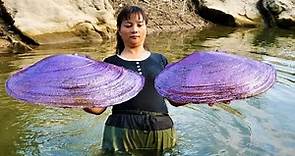 The girl picked up the sparkling purple clam, and the charming pearls inside were truly intoxicating