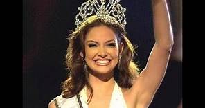 Denise Quiñones in her coronation as Miss Universe 2001