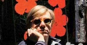 È il 1964, Andy Warhol aspone per la prima volta Flowers alla Leo Castelli Gallery 👉 Taglio, rotazione, appiattimento, aumento del contrasto: la trasformazione di una foto in un capolavoro Inspirato da Henry Geldzahler, curatore del MET, che lo esortò a rompere gli schemi, Warhol scelse Fiori d'Ibisco da una rivista di Patricia Caulfield. Affascinato dalla tecnica del colore Kodak, la reinterpretò in modo innovativo, creando opere d'arte che sfidavano la tradizione Vi aspettiamo in mostra 📌 Un