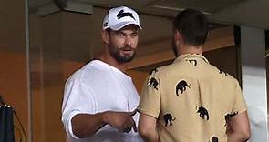 El mensaje de Chris Hemsworth a su hermano Liam en esta foto sin camiseta: "A ver si es el año en el que te pones en forma"