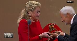 Catherine Deneuve reçoit le Lion d'Or d'Honneur à la Mostra 2022