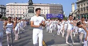 Roberto Bolle dà lezione di danza in piazza Duomo: il video con 1.600 ballerini in bianco da...