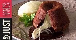 White chocolate-filled moelleux (lava cake) | Akis Petretzikis