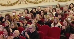 Michele Placido dichiara il suo amore per la città di Chieti! ❤️ Ieri sera, il famoso attore e regista era in sala al Teatro Marrucino di Chieti per assistere allo spettacolo "1984" di George Orwell che ha visto tra i protagonisti Ninni Bruschetta, Woody Neri e la figlia Violante Placido. 🎭 Michele ha fatto riferimento ai bei momenti trascorsi a Chieti, anche di situazioni amorose passate. 🥰 Infine, si è complimentato con tutto il cast che è stato straordinario! 👏 Dopo il sold out registrato 