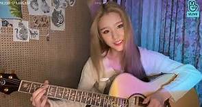 211023 vlive Heejin covering songs with her guitar compilation